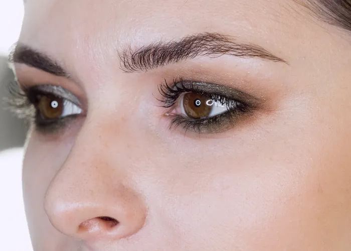 Model with conditioned natural lashes